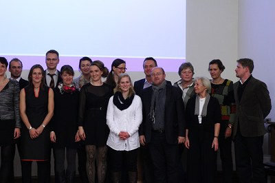 25_Absolventen Sportwissenschaft mit Lehrenden.jpg
